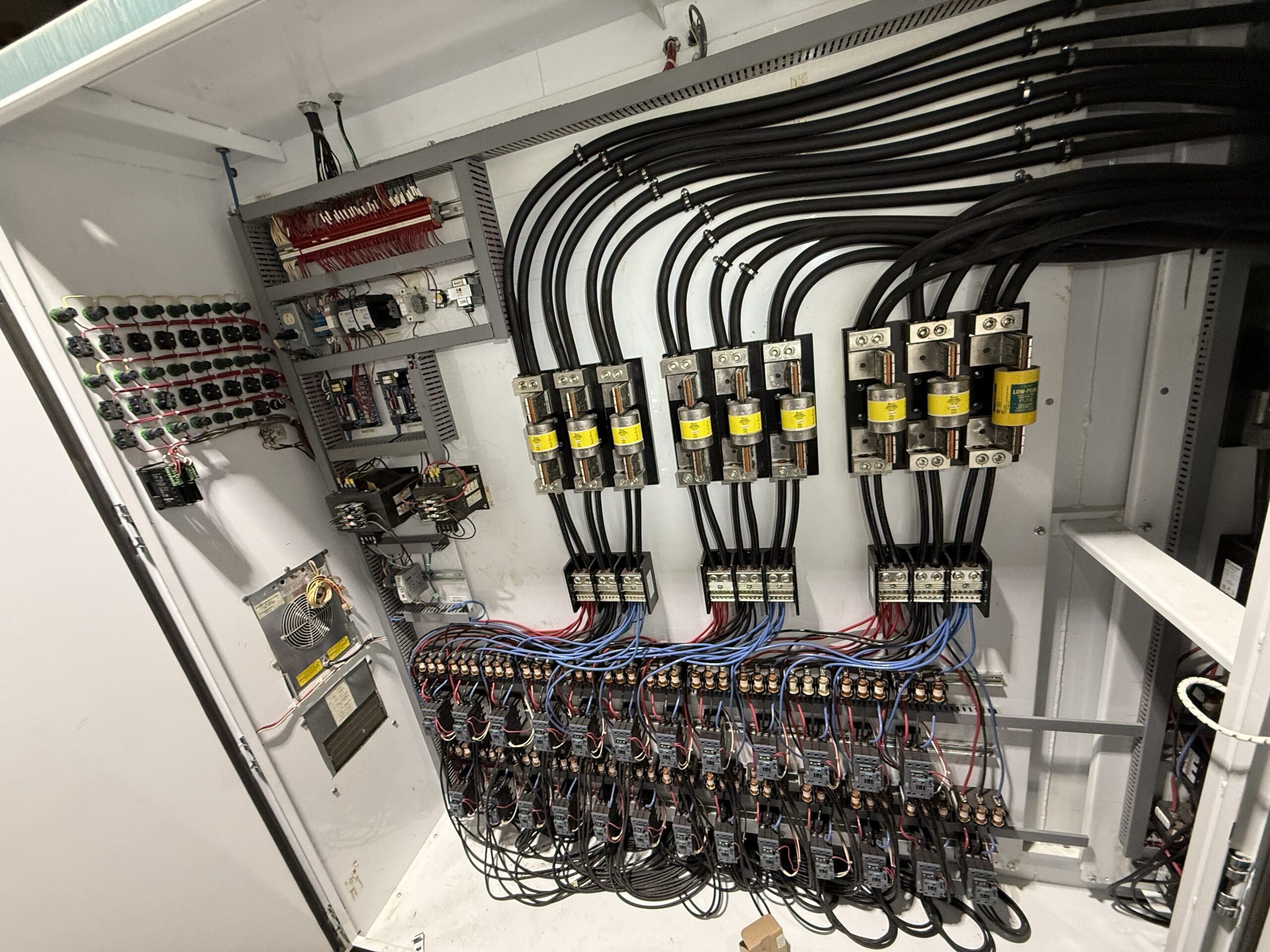 Panneau électrique de commande pour éléments chauffants haute tension, installé par Services Techniques NRJ en Beauce