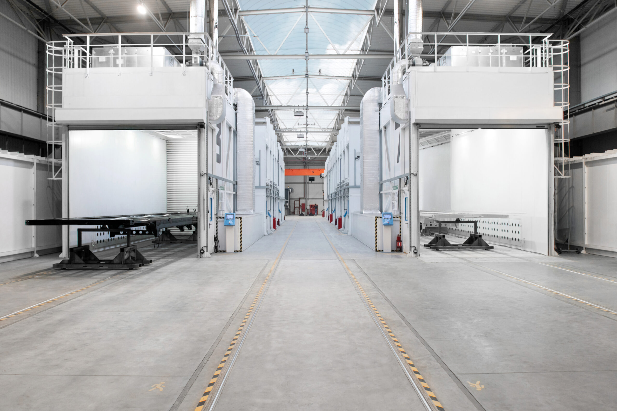 Allée de cabines de peinture industrielles