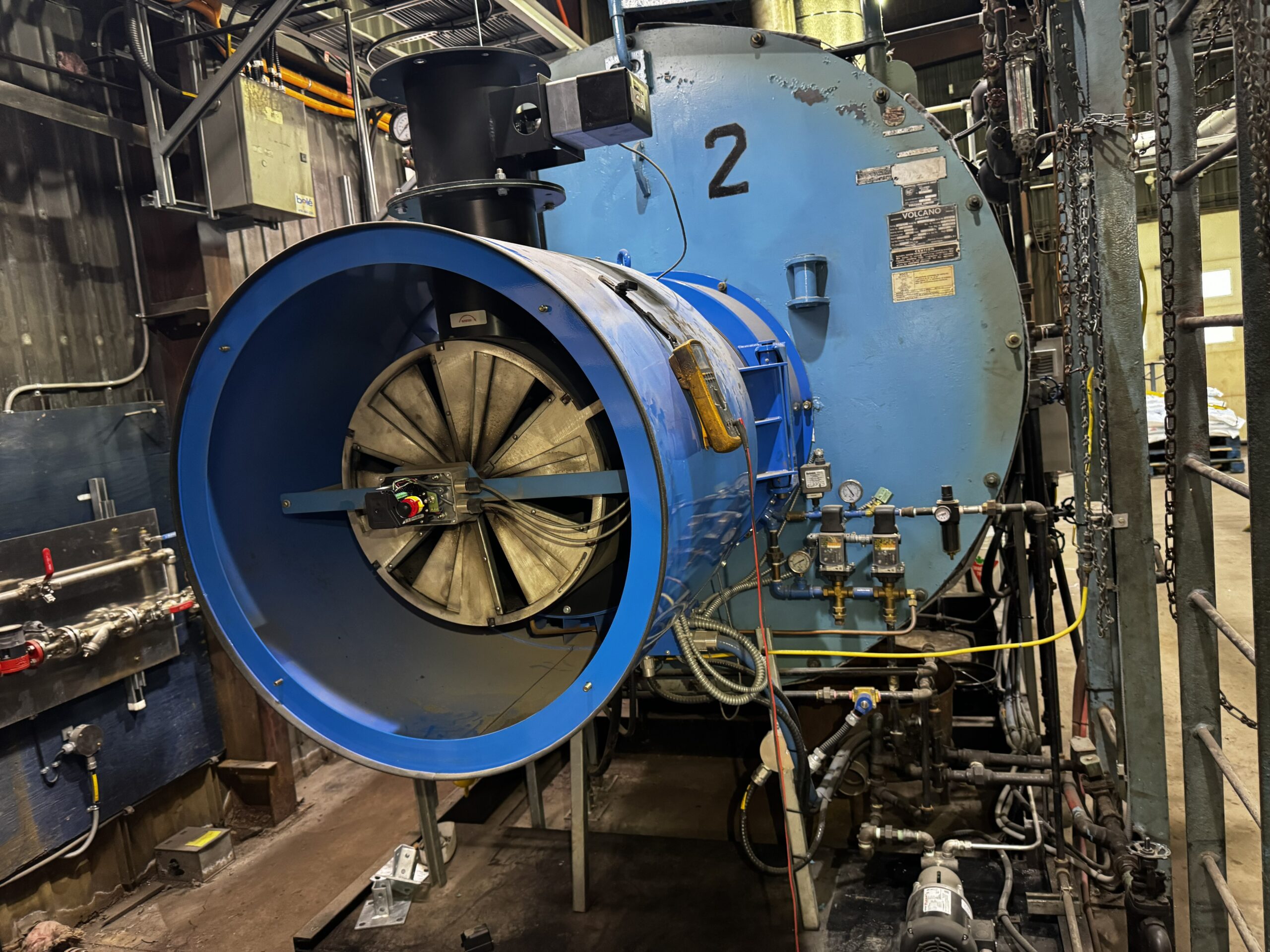 Chaudière industrielle avec son brûleur au gaz, entretenue par Services Techniques NRJ