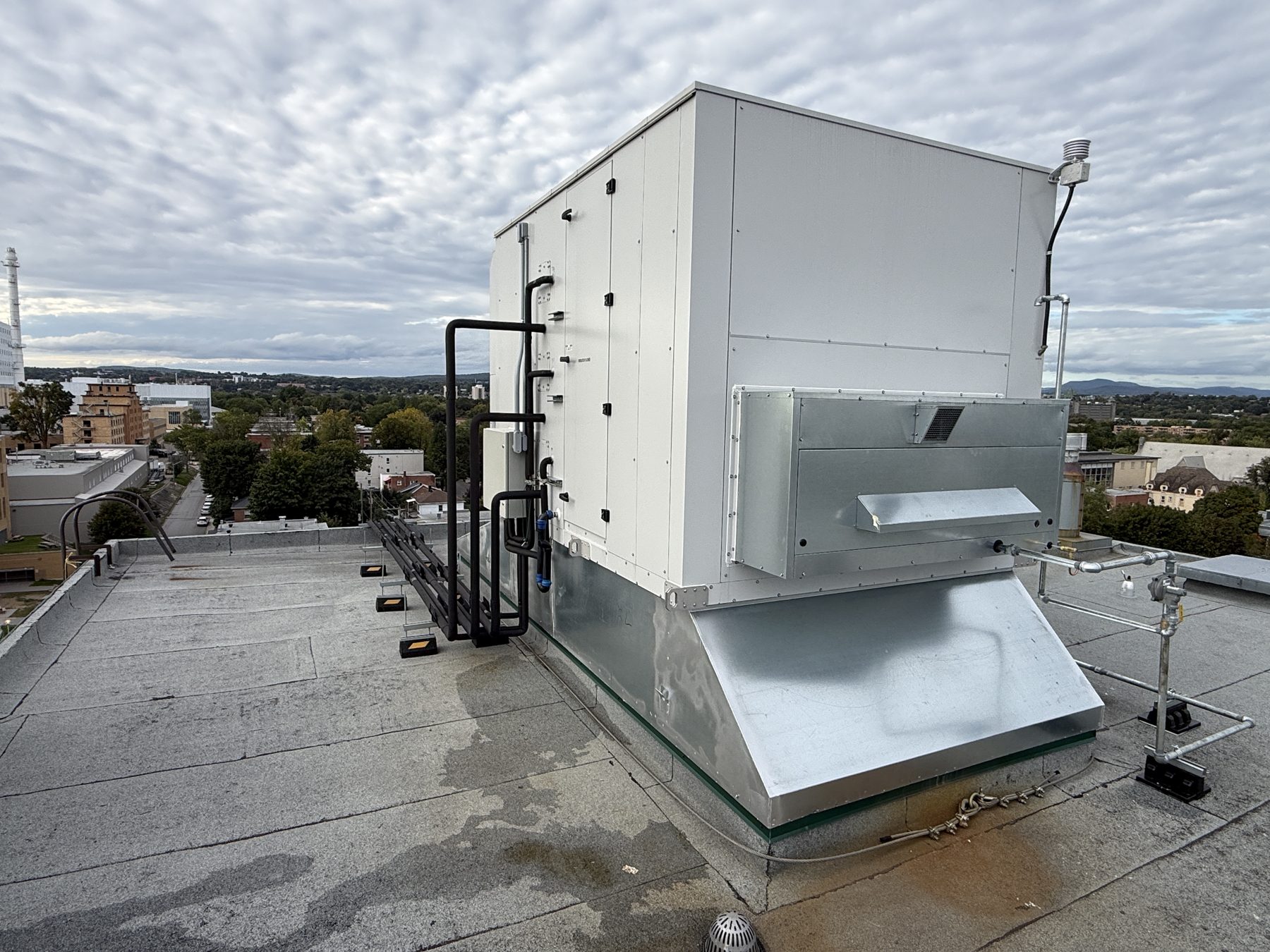 Unité d'air d'appoint au gaz sur un toit commercial, avec sa ligne de gaz, entretenue par Services Techniques NRJ