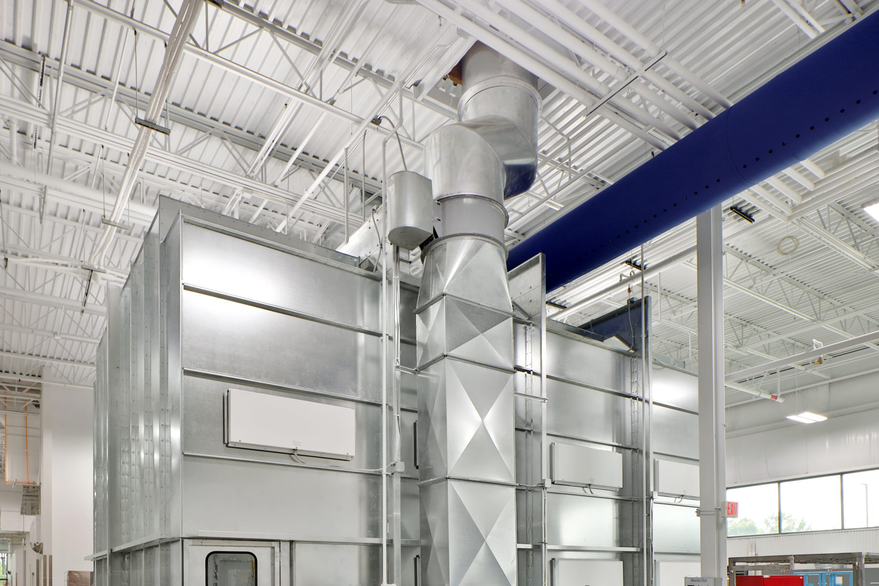 Chambre à peinture industrielle avec ses conduits d'entrée d'air frais