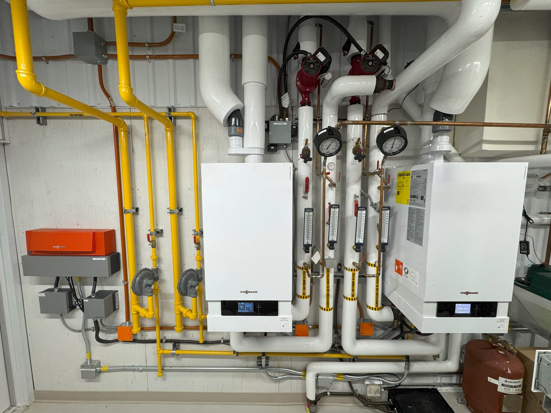 Chaufferie commerciale : deux chaudières Viessmann, lignes de gaz, pompes et évacuation