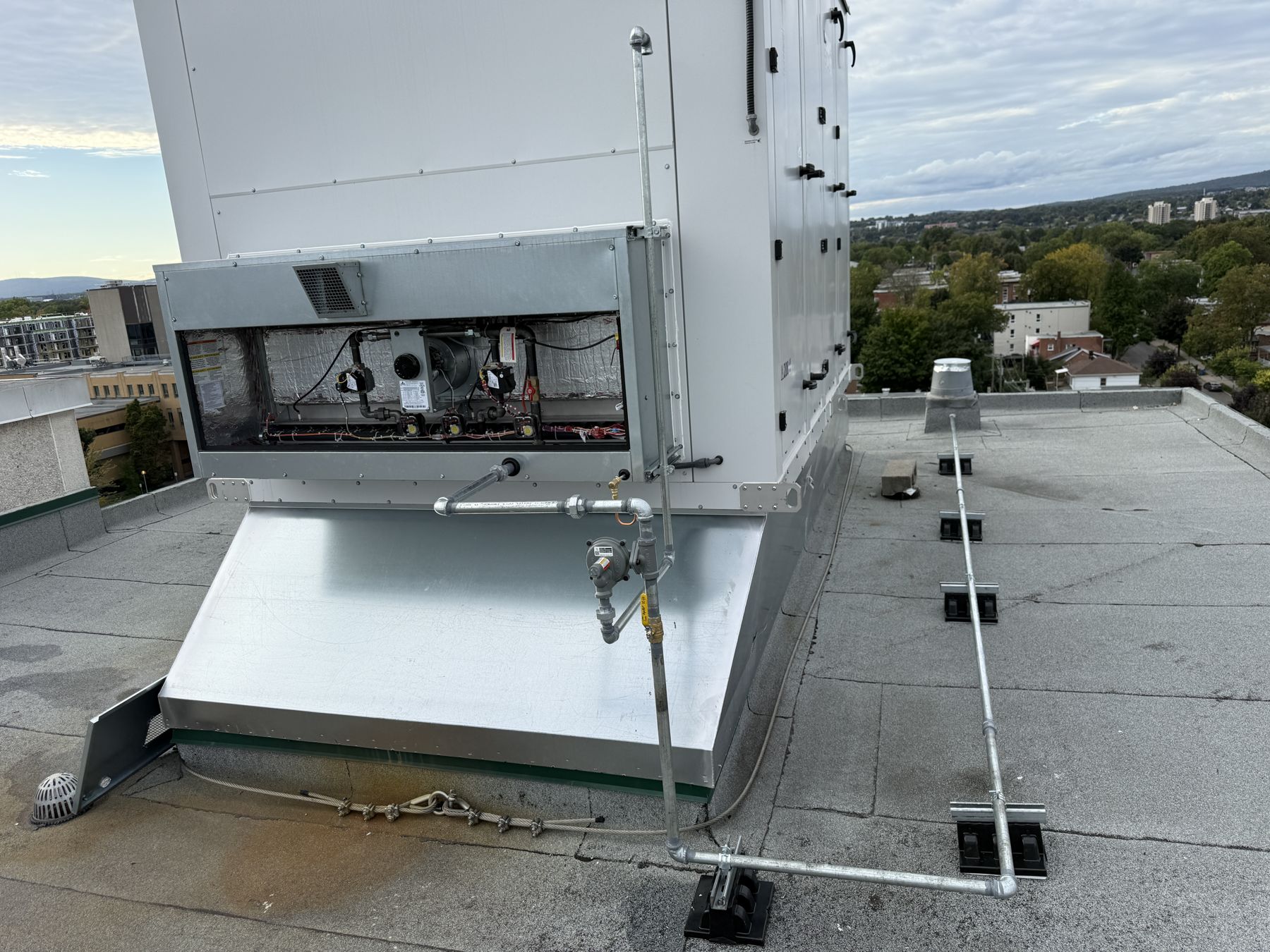 Unité de toit au gaz, compartiment du brûleur ouvert, entretenue par Services Techniques NRJ
