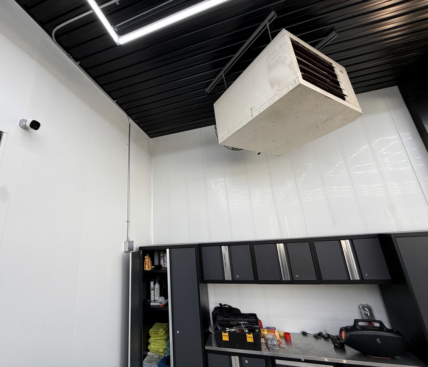 Aérotherme au gaz dans un garage moderne, entretenu par Services Techniques NRJ