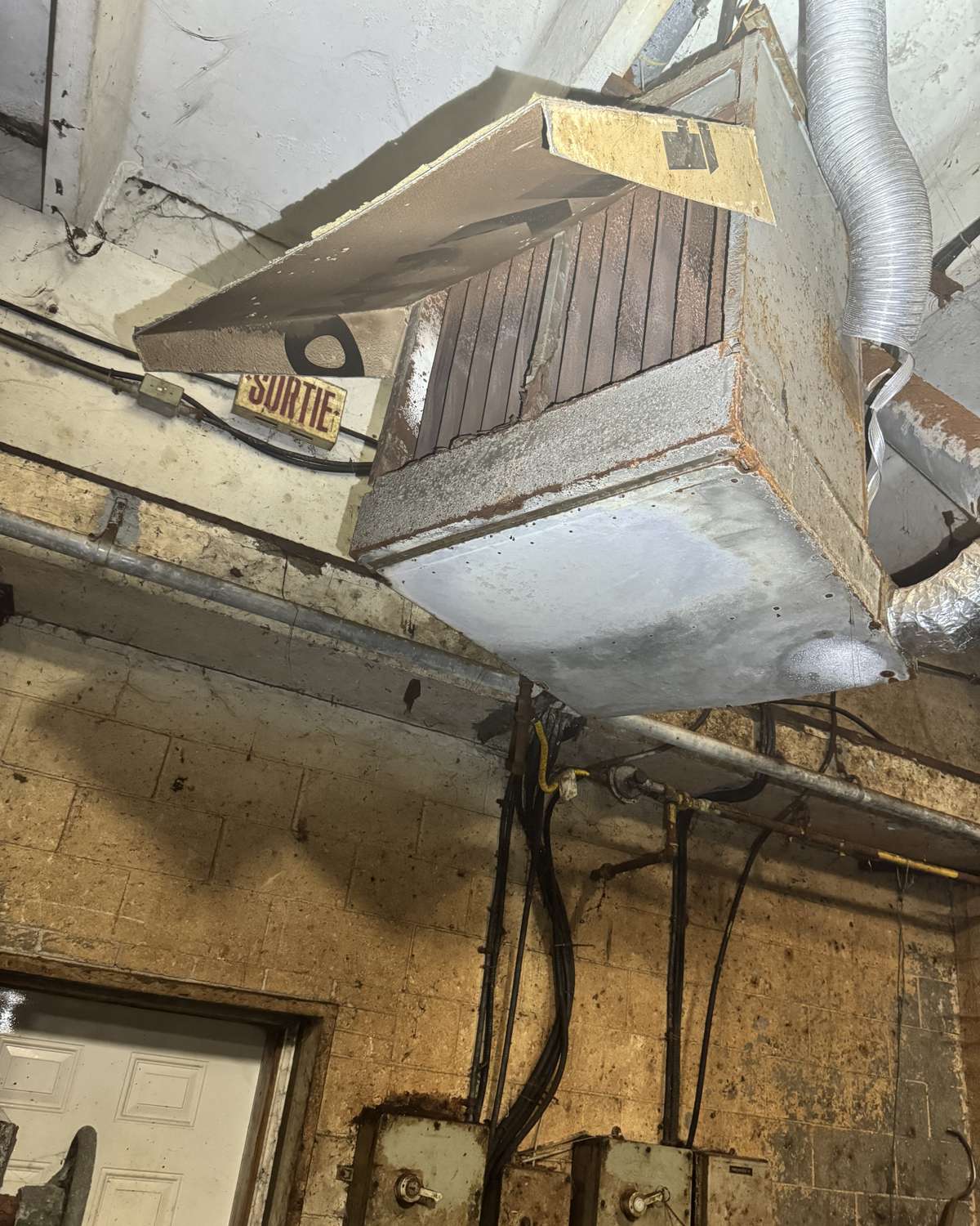 Aérotherme rongé par la rouille dans une tannerie
