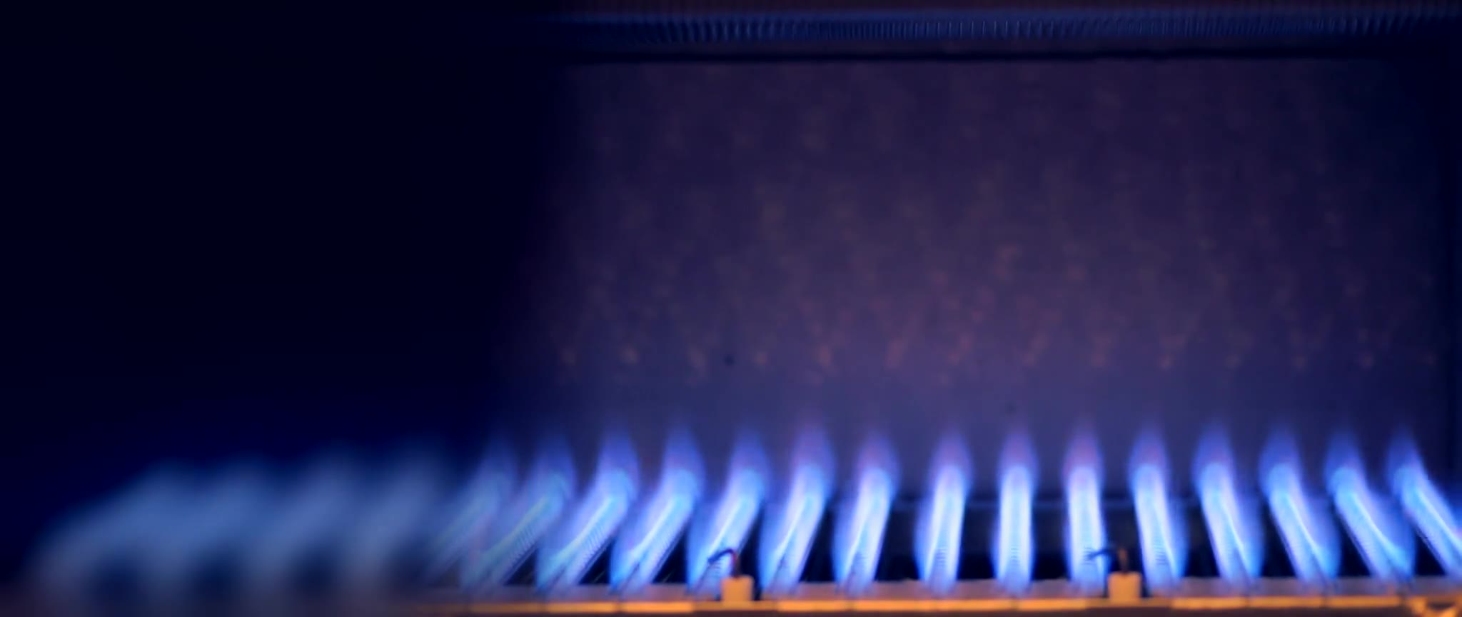 Rangée de brûleurs d'aérotherme au gaz, flammes bleues