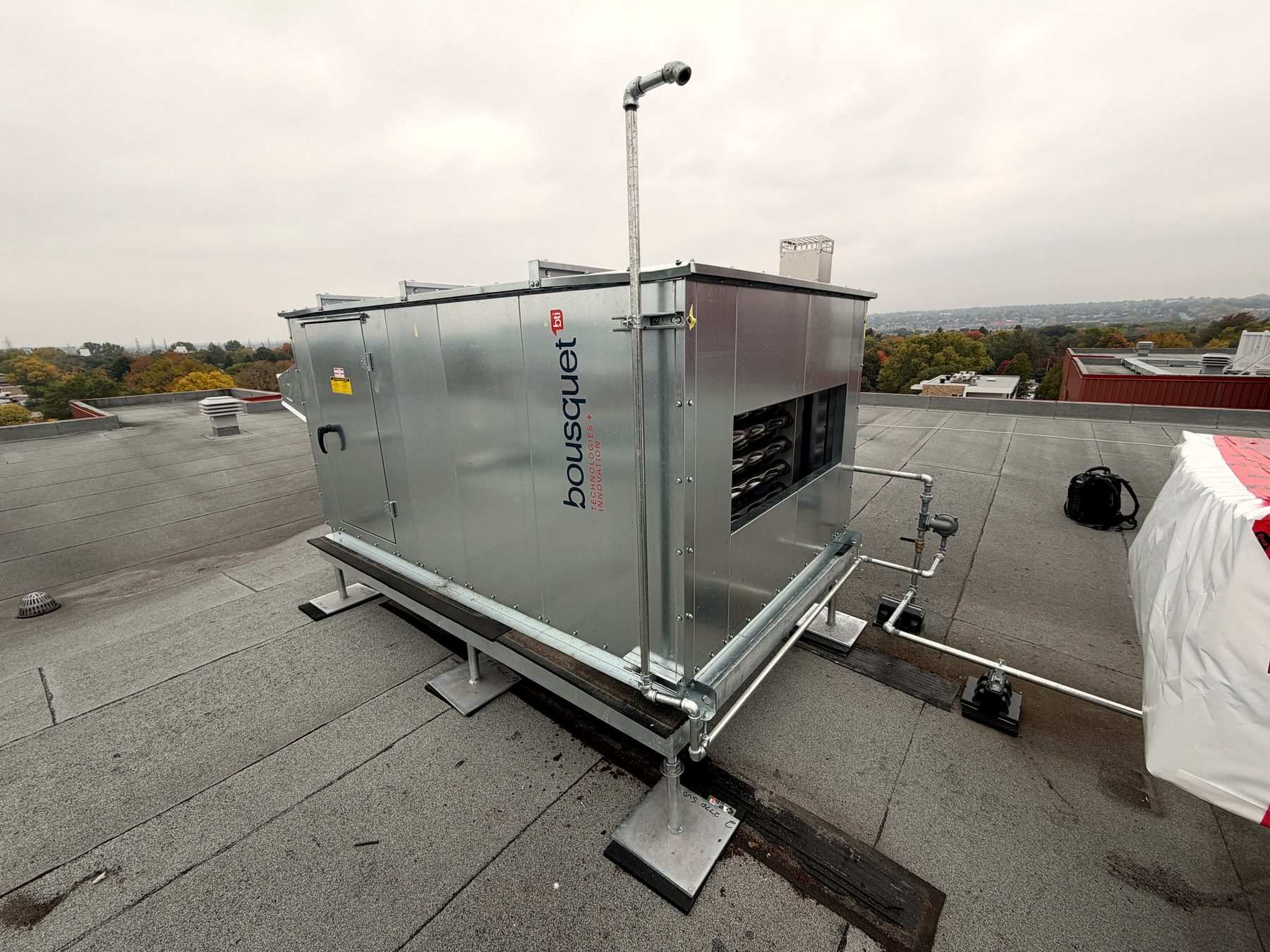 Unité d'entrée d'air frais (air make-up) Bousquet neuve installée sur un toit par Services Techniques NRJ