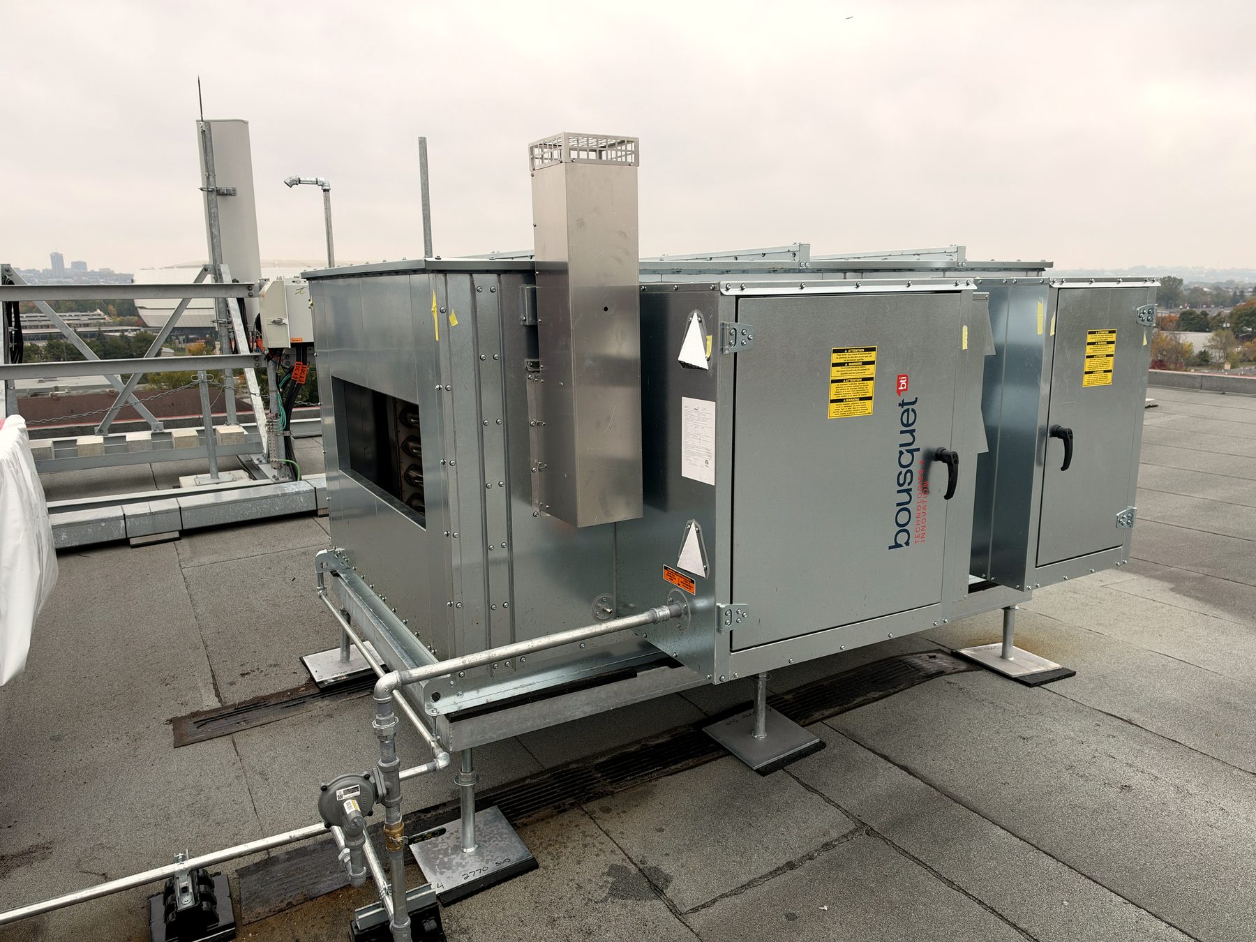 Deux unités d'entrée d'air frais (air make-up) neuves raccordées au gaz sur un toit, par Services Techniques NRJ